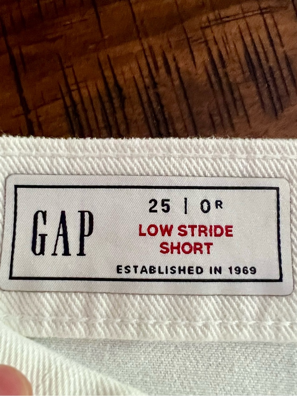 GAP "Low Stride" Distressed White Denim Shorts • Low Rise & Raw Hem • Size 25 - Picture 6 of 10